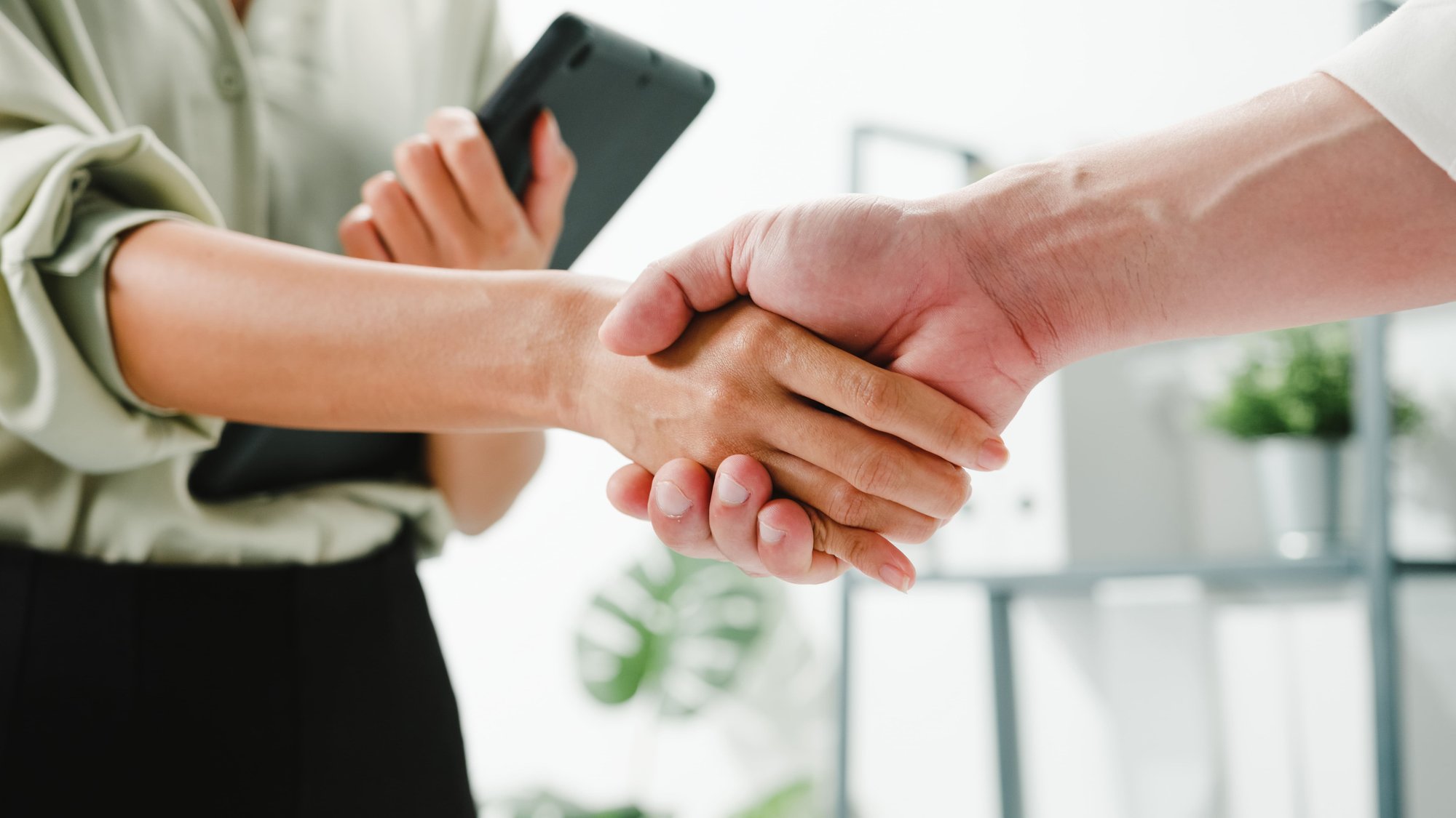 People shaking hands because of compliancy on gdp in pharma logistics