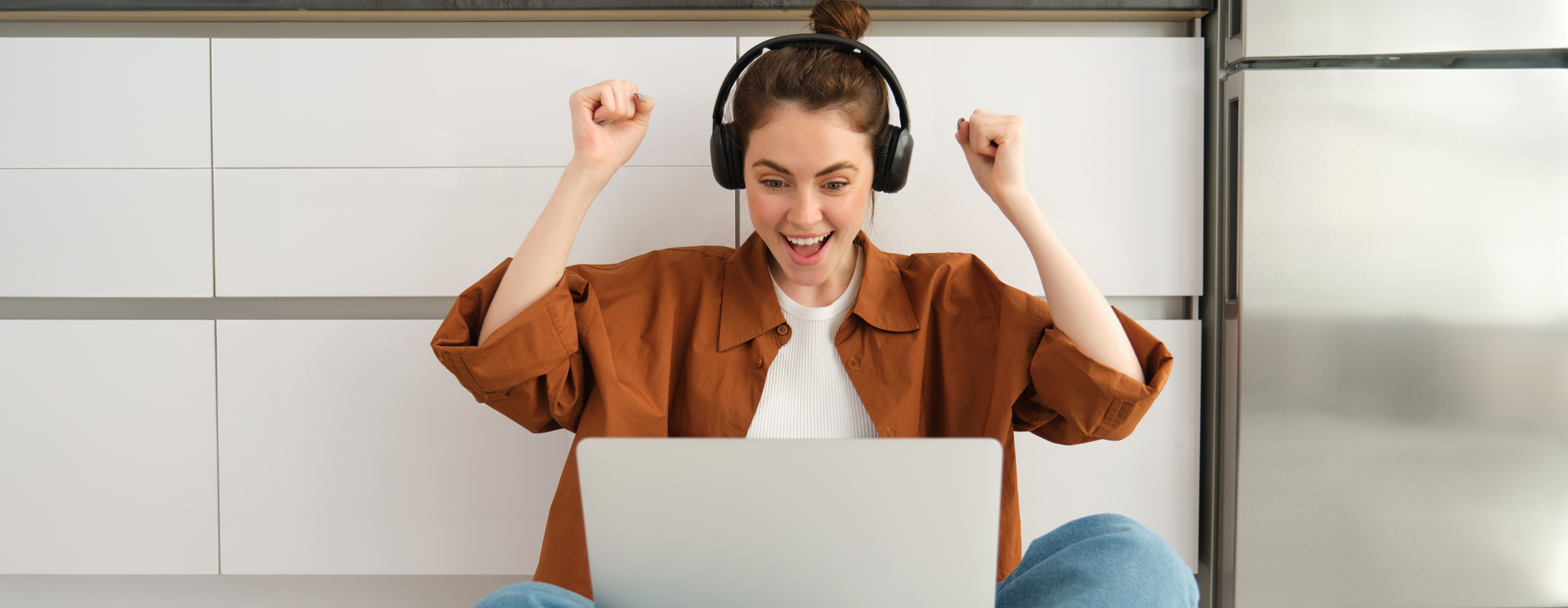 Person behind the laptop benefiting from the Bizzmine schedule agent